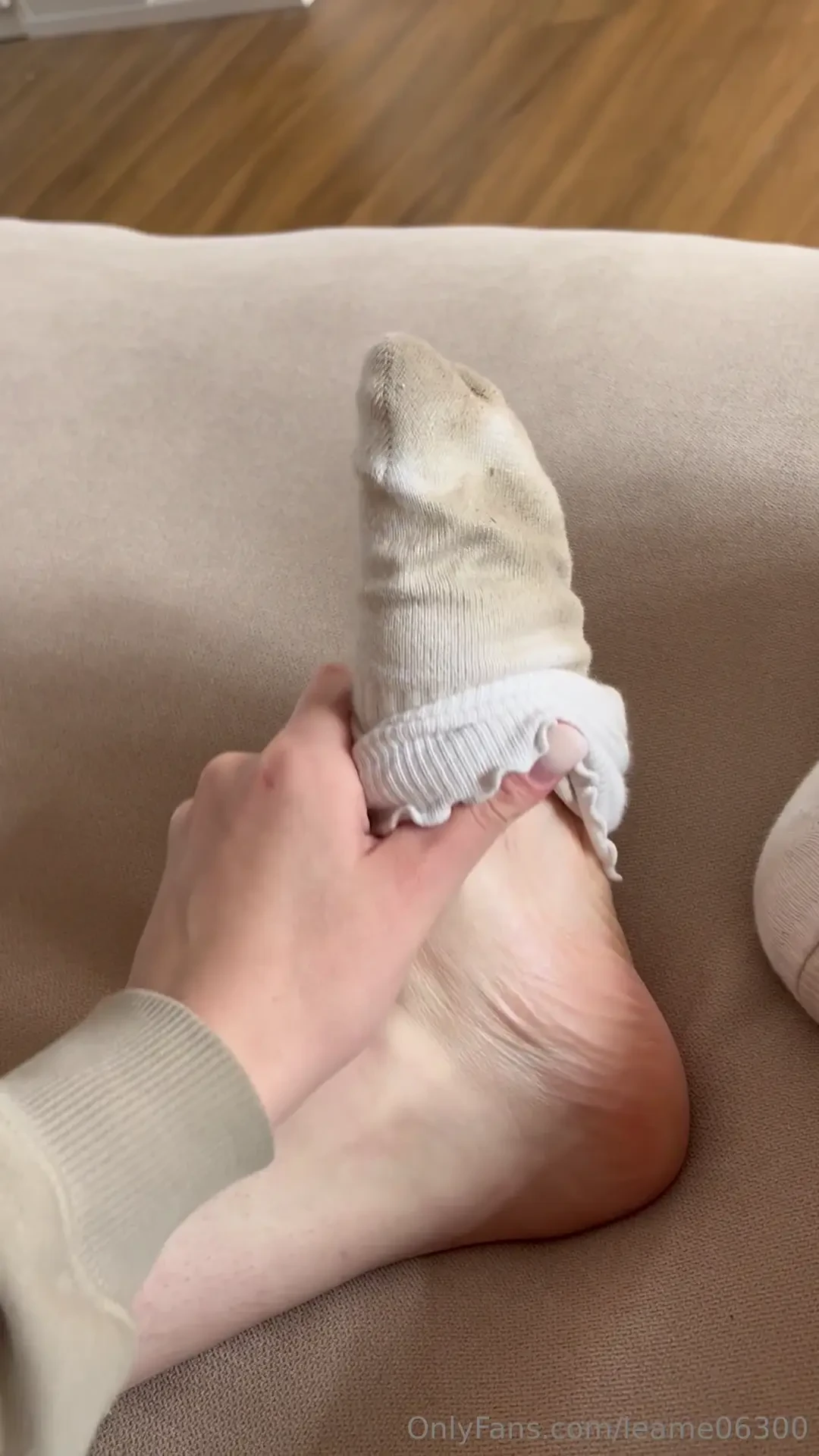 I know you wanna lick every part of my feet 
