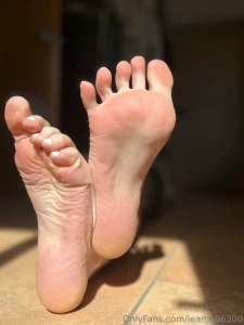 Suck my toe bitch