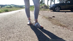 36 walking in cuffs outdoor mit handschellen gefesselt - part 1