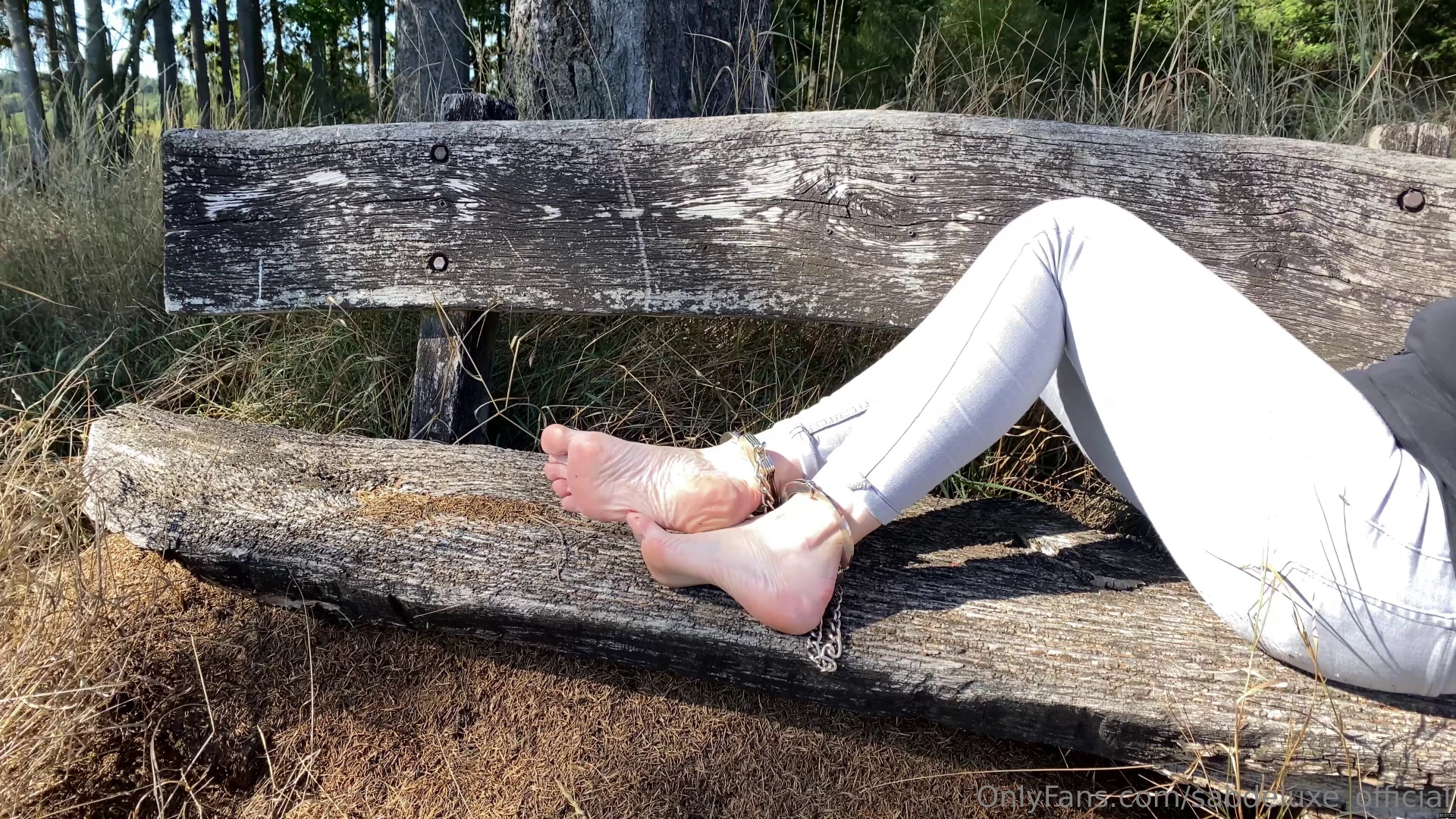 36 walking in cuffs outdoor mit handschellen gefesselt - 