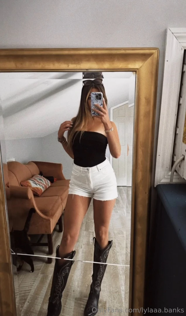 Cant see a mirror and not take a pic for you 