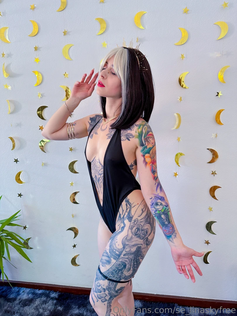 The night dresses me and the moon commands me 