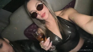 Fiestera me veo cool no crees party girl i look cool don t you think