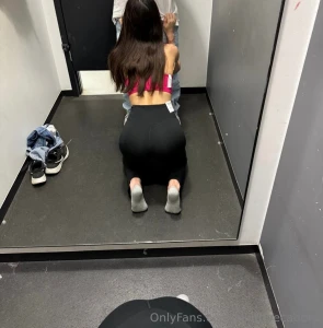 Ayer me fui a comprar unas cositas para m vi que el dependiente no me part 1