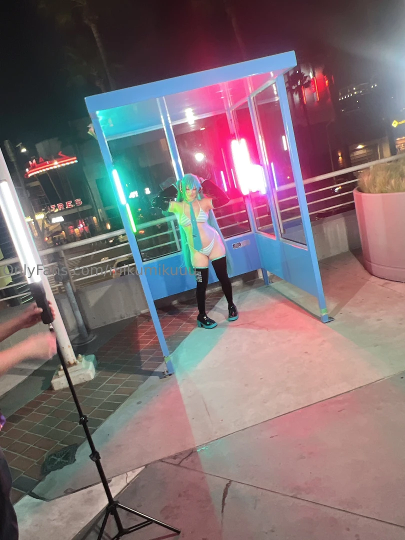 Behind the scenes at anime los angeles i changed into bikini miku for part 4 