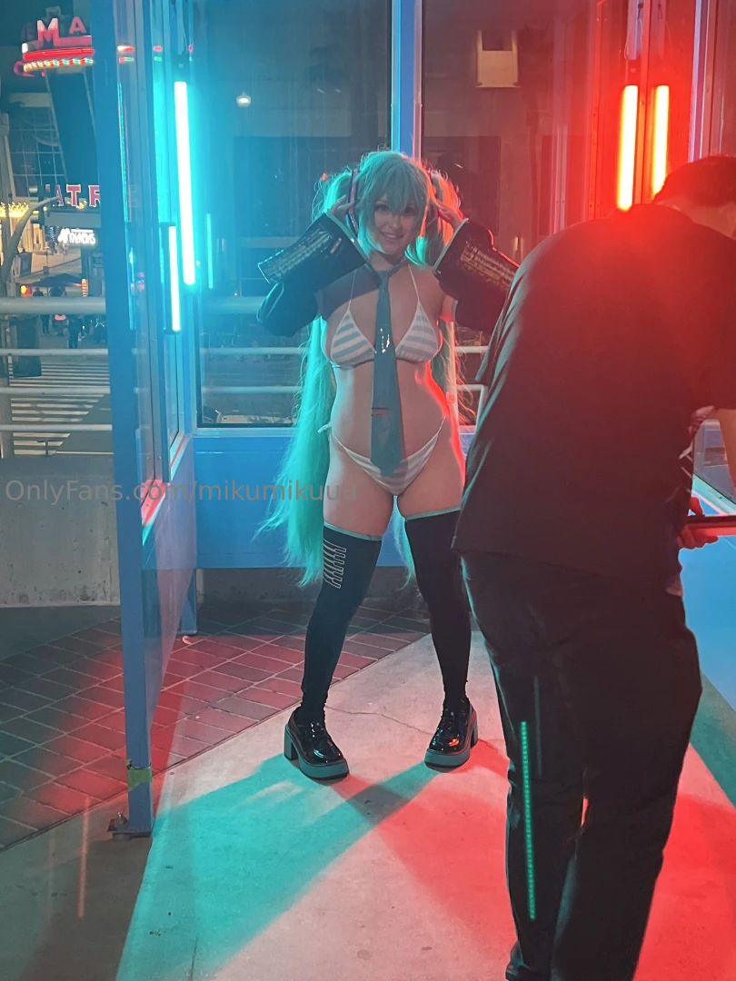 Behind the scenes at anime los angeles i changed into bikini miku for part 2 