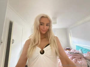 Feeling playful tonight let s chat