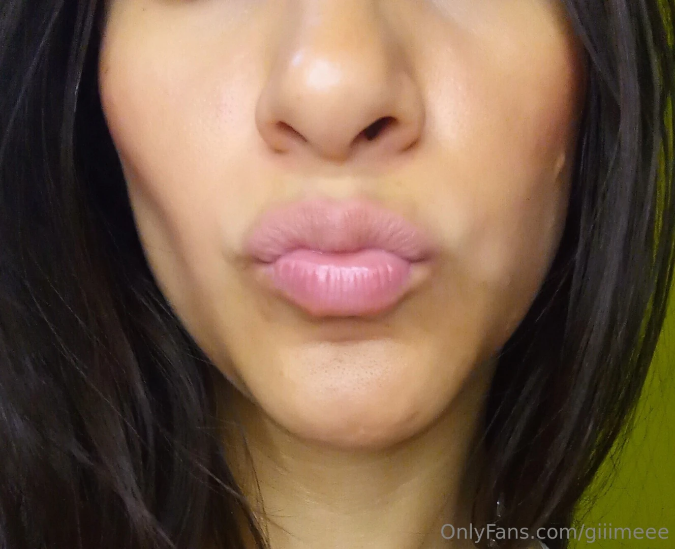 Come closer and give me a kiss acercate y dame un beso 