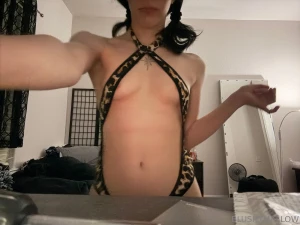 What accessories should i wear with this i think definitely thigh part 1