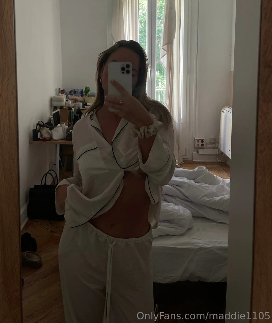 Swipe to undress me any naughty plans this lazy sunday 