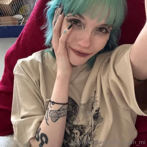 When you start chatting with a girl what s the first thing you look at part 1