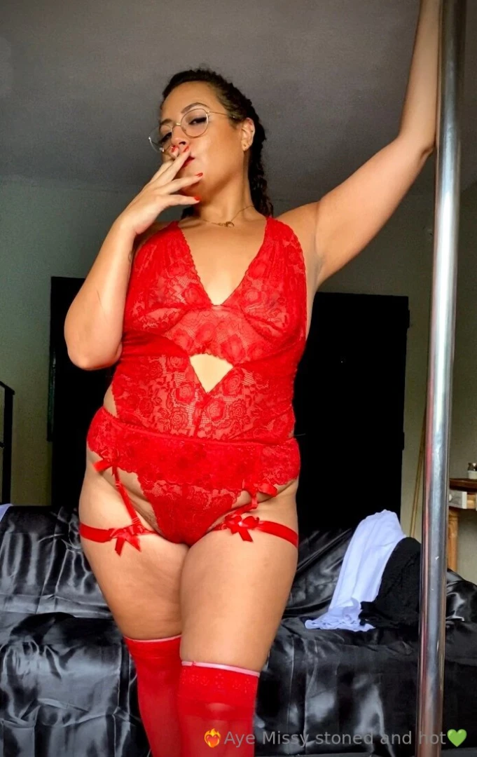 Your smoking sexy goddess 