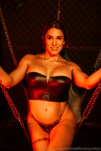 Les gustaria tenerme atada aca