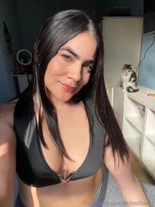 She also want es to be in the pic