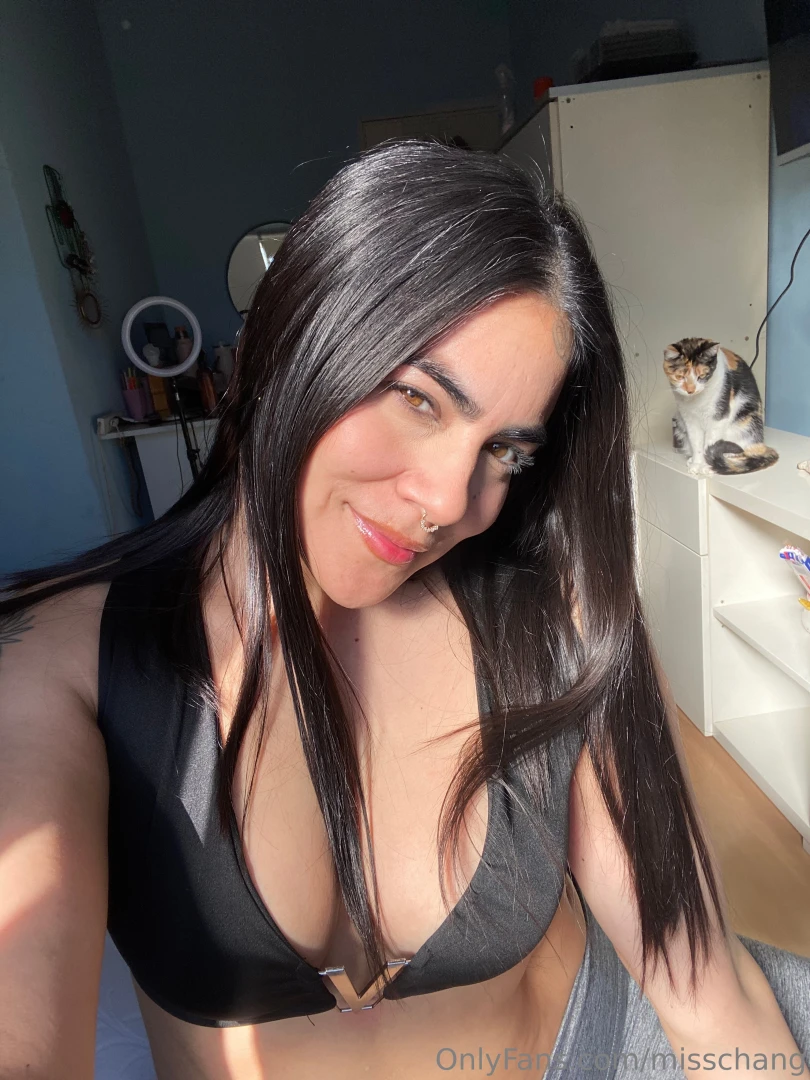 She also want es to be in the pic part 1 