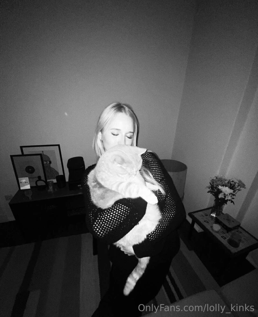 He came to cuddle and now i can t move not complaining tho 