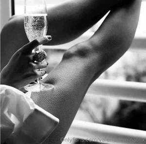 Te encanta observar a tu reina pues mira como se eriza mi piel al