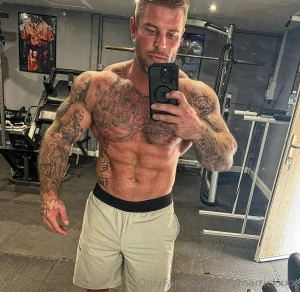 Who wants to facetime with me while i workout