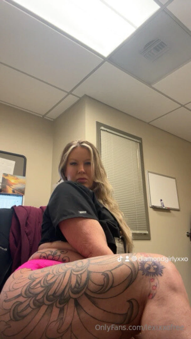 Hi babe im so bored at work i think i m going to play with my pussy 