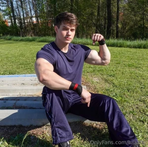 Come chill in the grass w me