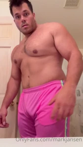 Going to the gym like this should i put some compressions on or just