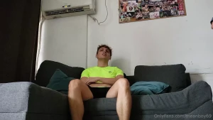 What s up guys i bring you this twink i met at the gym we looked at