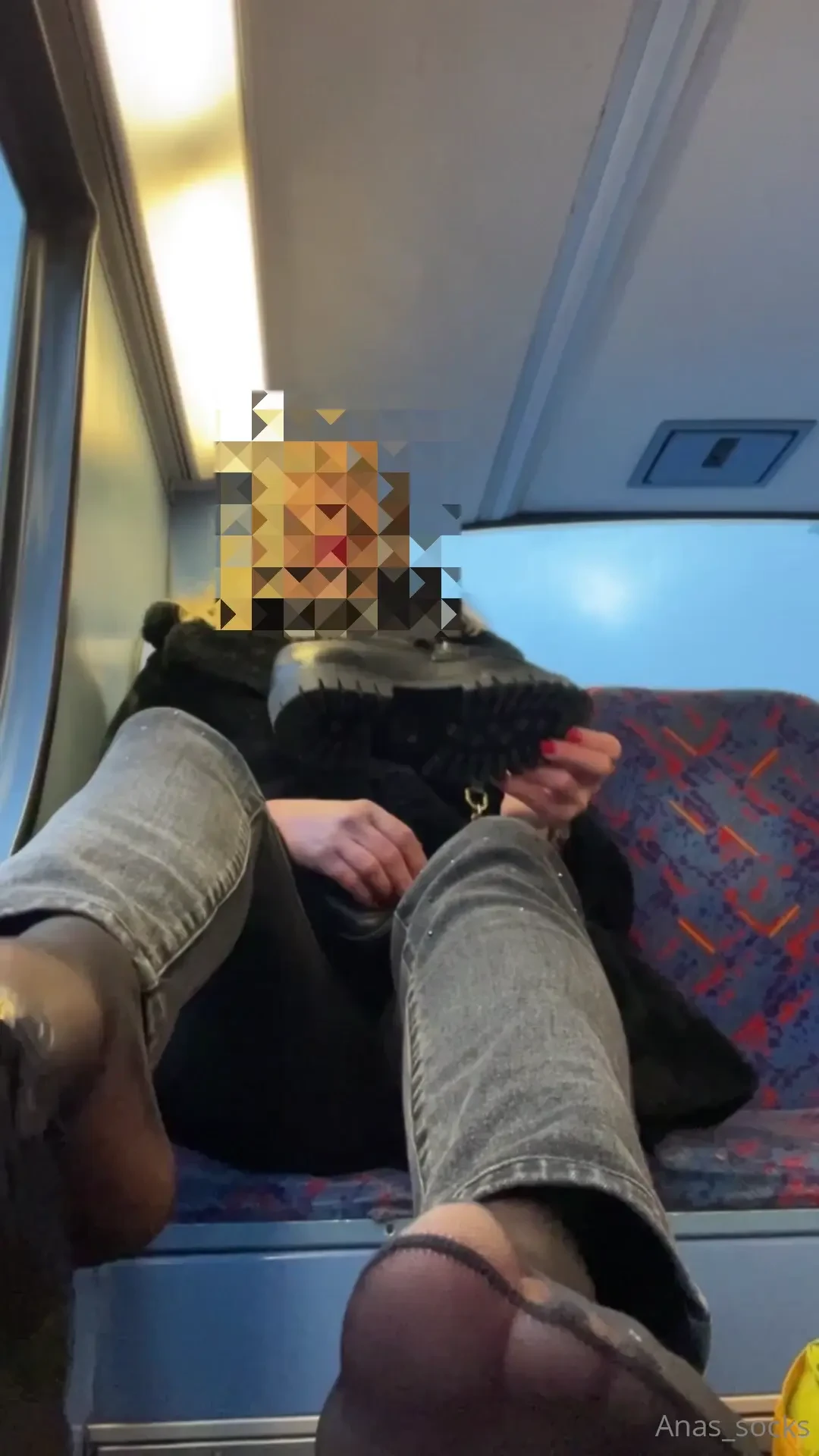 Wanna smell my nylon feet 