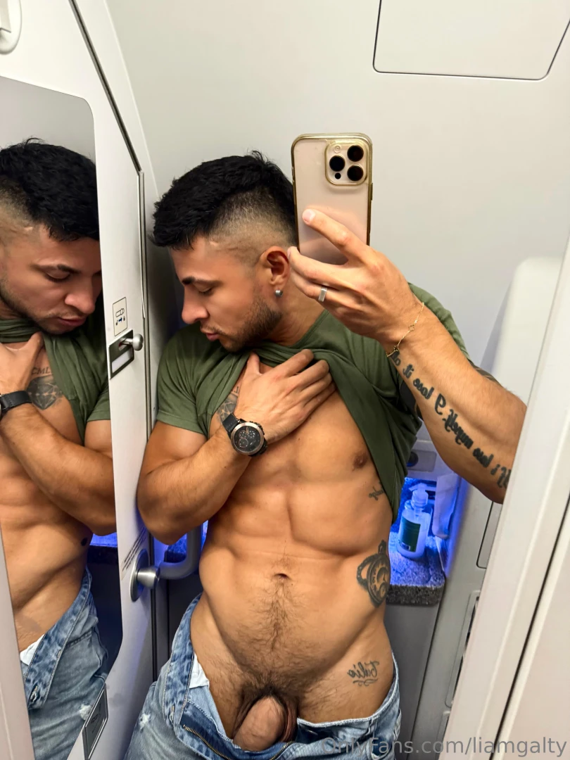 Always the airplane s bathroom is an excuse to take a pic 