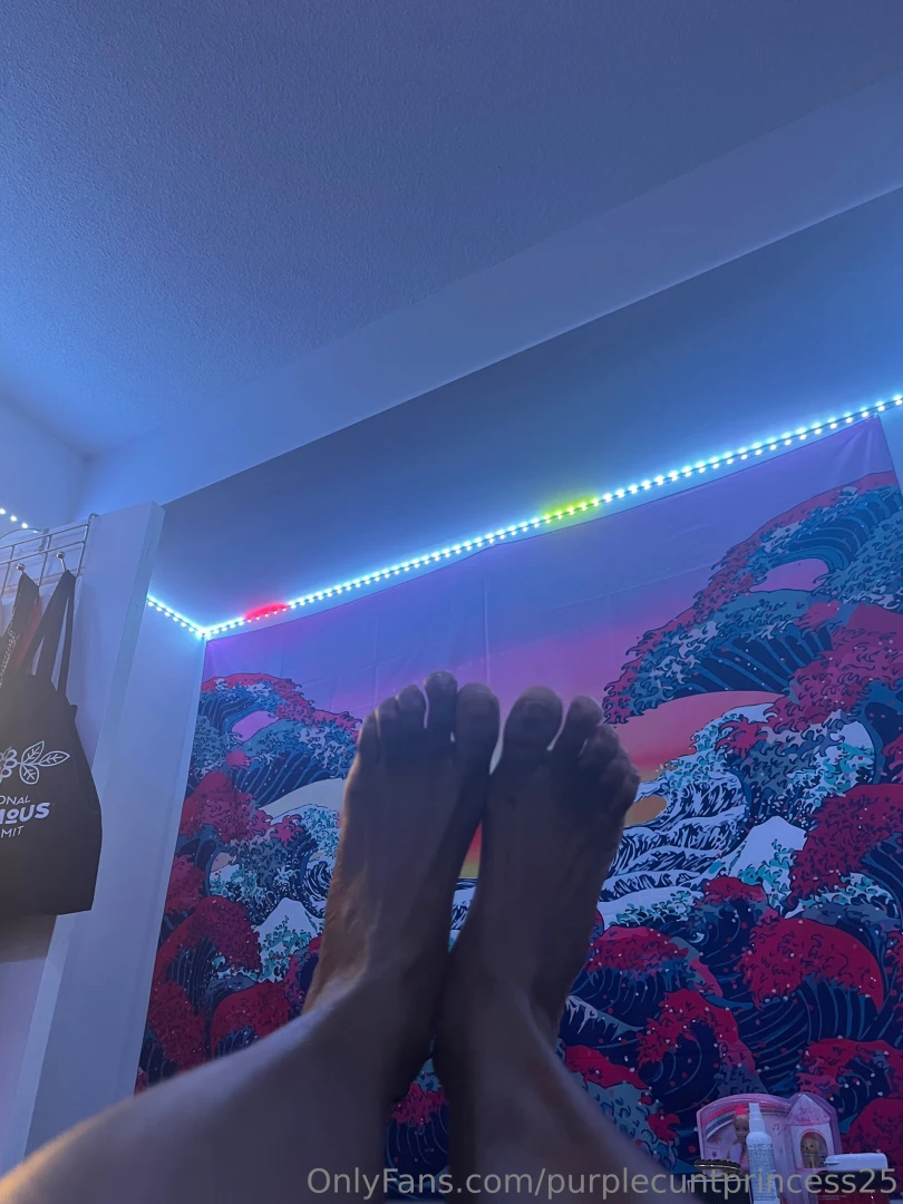 And for my friends and fans who fantasize about feet 