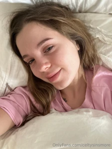 The morning kicks off with the right mood and a bed selfie woke up