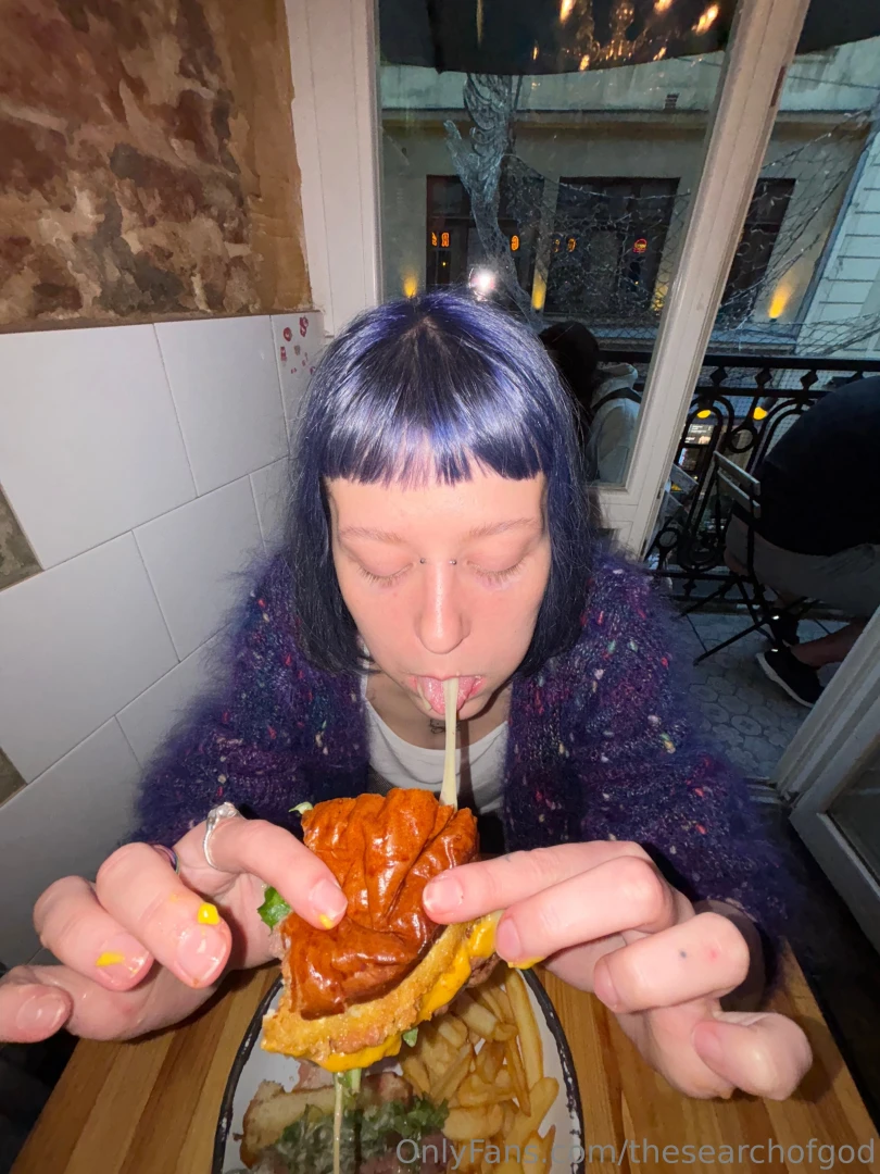 Imagine we re on a date eating burgers talking and laughing a lot 