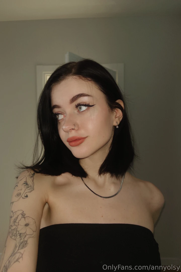 I think shoulderless clothes are insanely beautiful and feminine like 