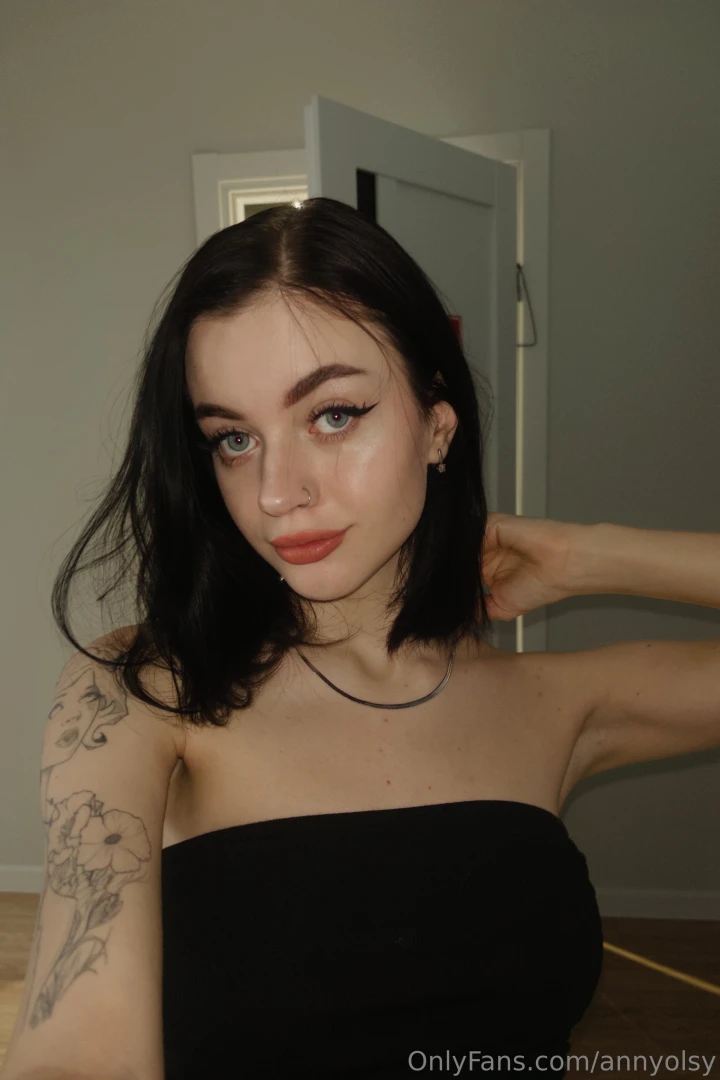 I think shoulderless clothes are insanely beautiful and feminine like part 1 