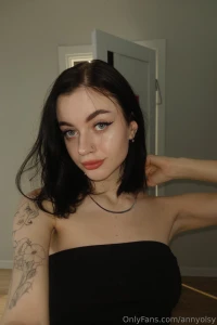 I think shoulderless clothes are insanely beautiful and feminine like part 1