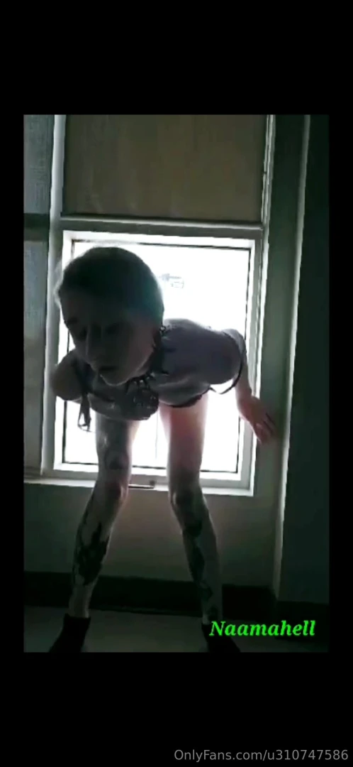 Show my ass to the highway 