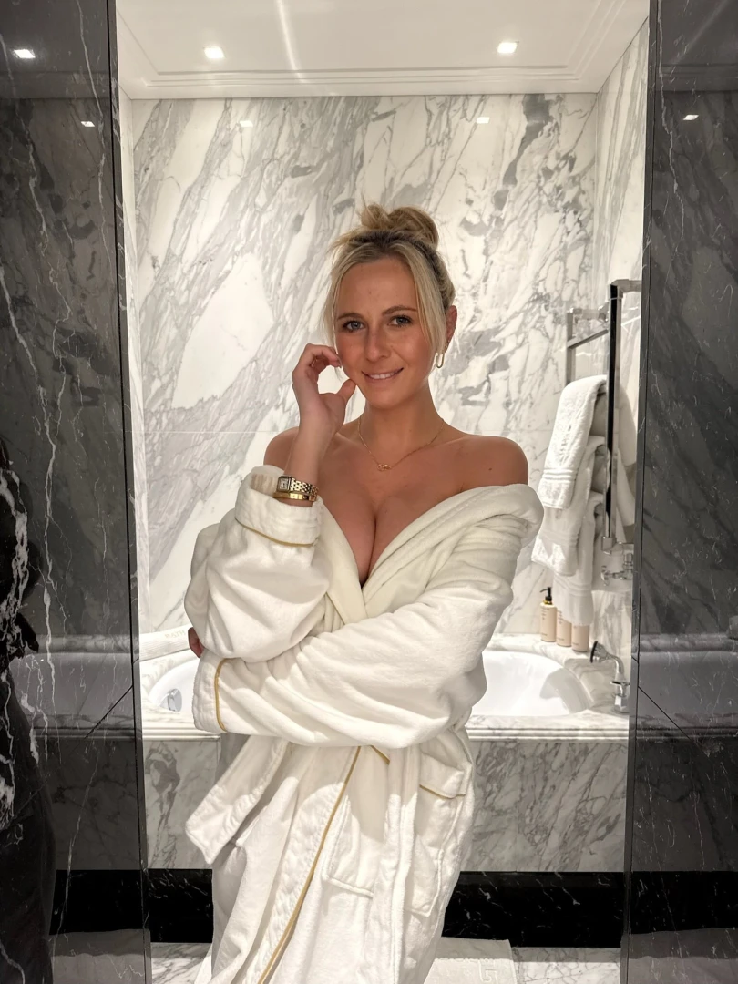 My lips are waiting for your kiss you coming closer 