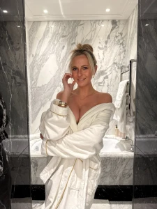 My lips are waiting for your kiss you coming closer