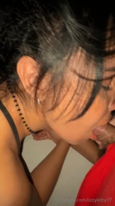 Estoy caliente mojada y completamente entregada al placer me toco gimo