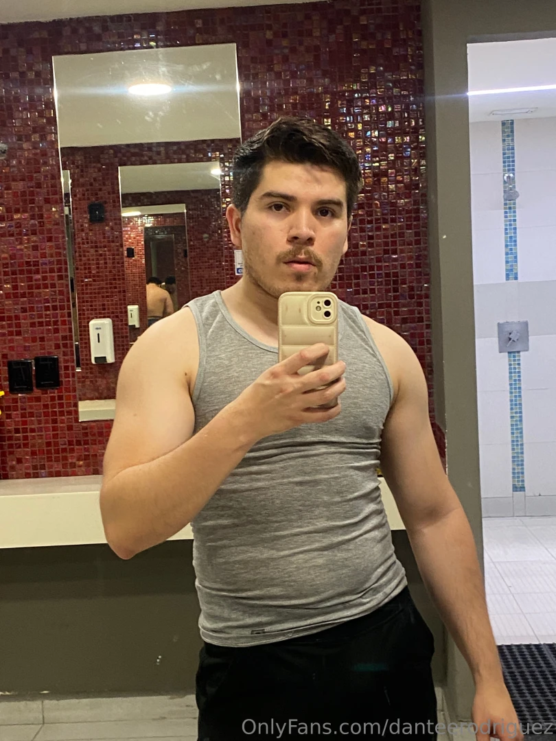 Quieres ser mi gymbro y comerme el culito en los vestidores 