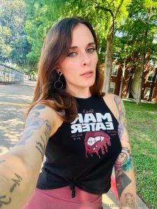 She s a man eater watch out boy she ll chew you up