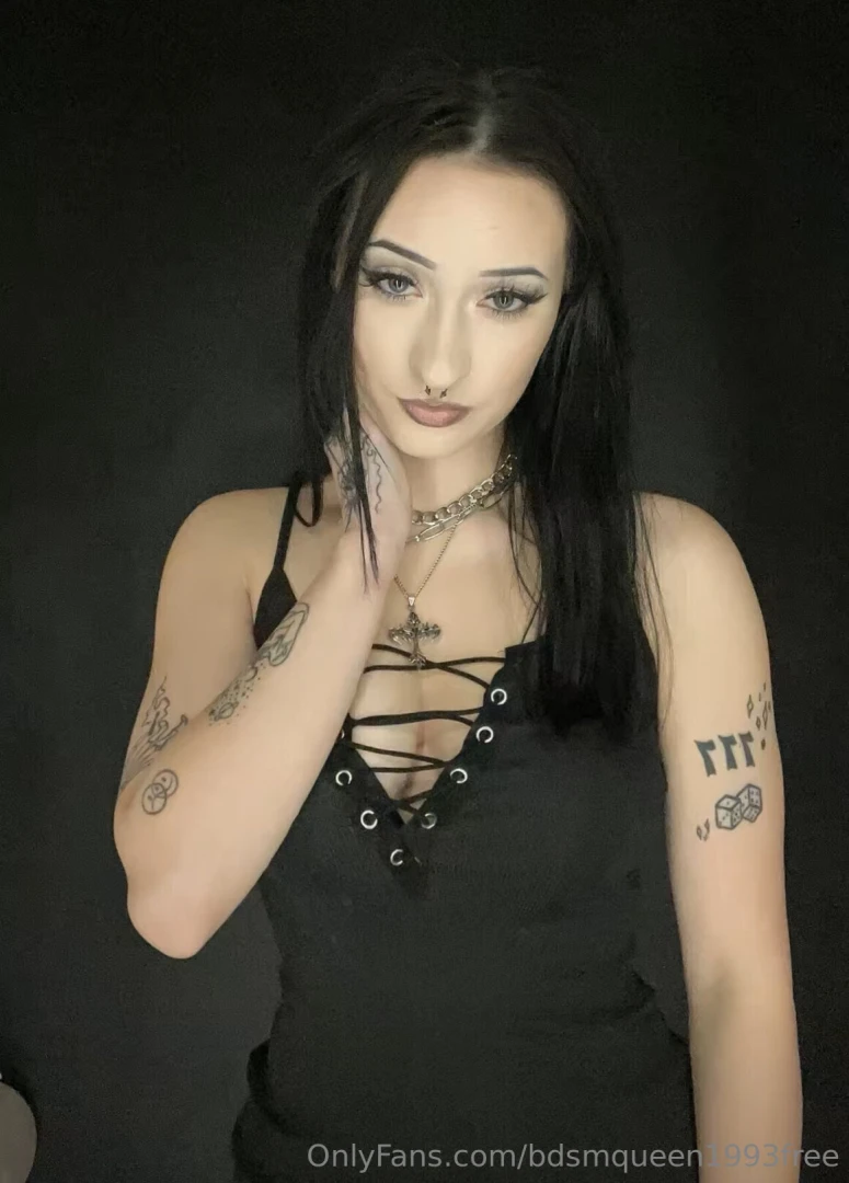 Hi guys i m lilith your new fav alt girl i hope i m a 19 year old 