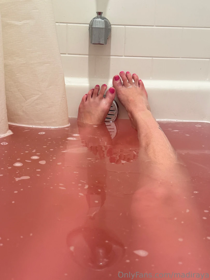 Pink bath amp pink toes 