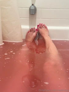 Pink bath amp pink toes
