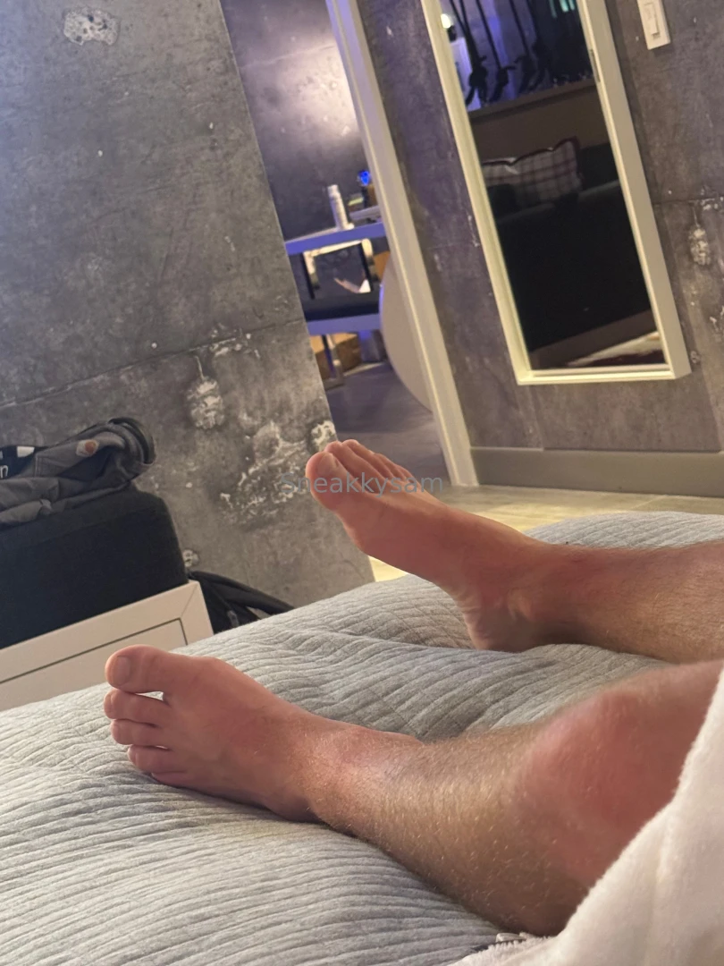 For my feet lovers come give me a massage and worship my soles 