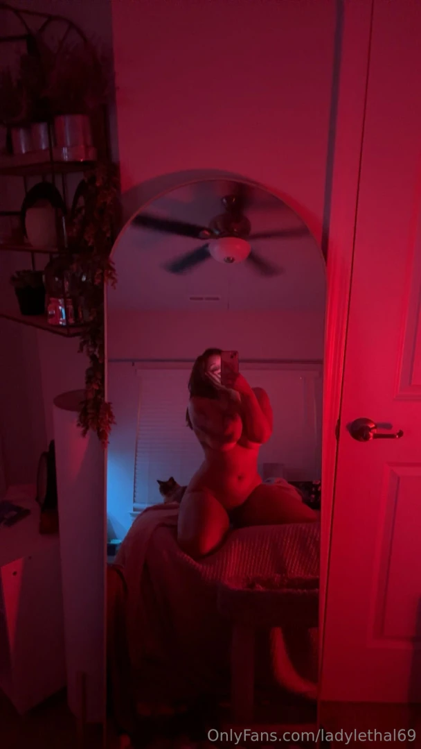 Red lights on when we fuck 