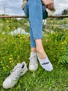 Airing out my hiking feet i decided to continue the hike without socks part 9