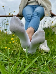 Airing out my hiking feet i decided to continue the hike without socks part 11