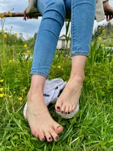 Airing out my hiking feet i decided to continue the hike without socks part 3