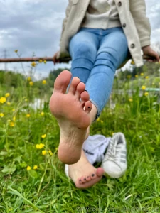 Airing out my hiking feet i decided to continue the hike without socks part 10