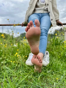 Airing out my hiking feet i decided to continue the hike without socks part 2